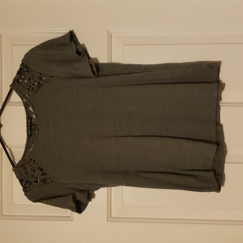 Green shirt with lace-work on shoulders